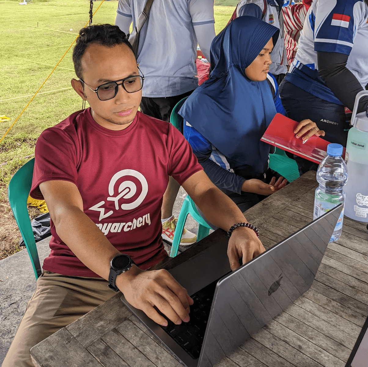 Operating laptop desk during live event execution
